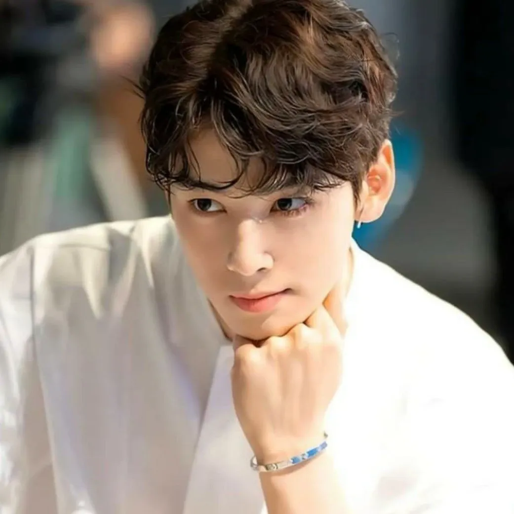 Recent activity shot of Cha Eunwoo