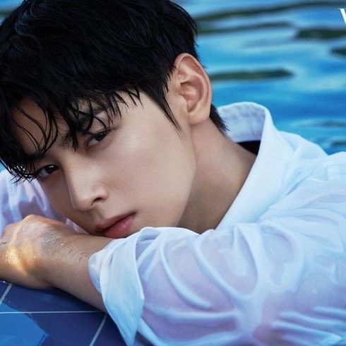 Behind-the-scenes cut of Cha Eunwoo