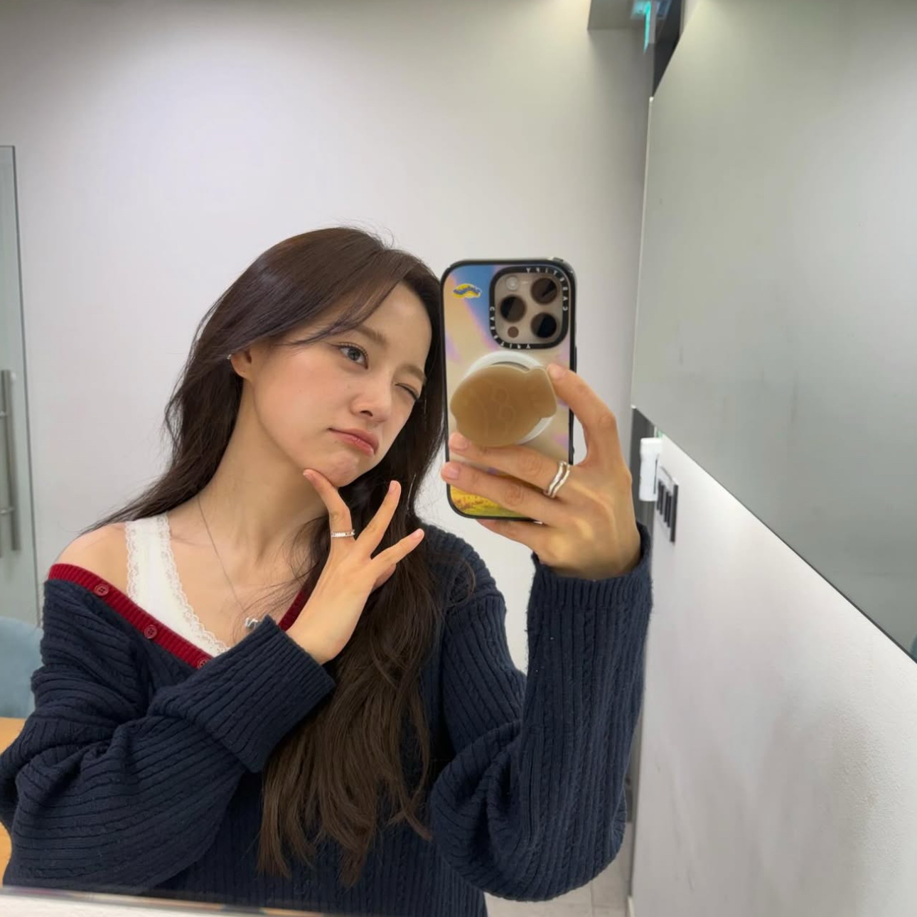 Behind-the-scenes cut of Kim Sejeong