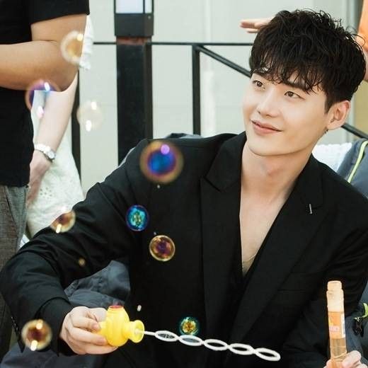 Behind-the-scenes cut of Lee Jongsuk