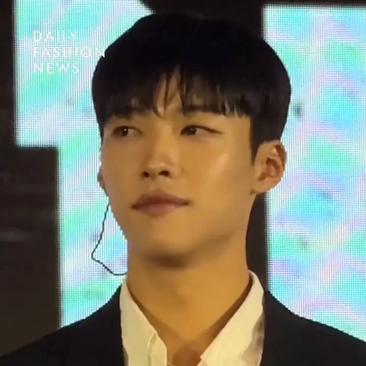A moment captured by a fan of Woo Dohwan
