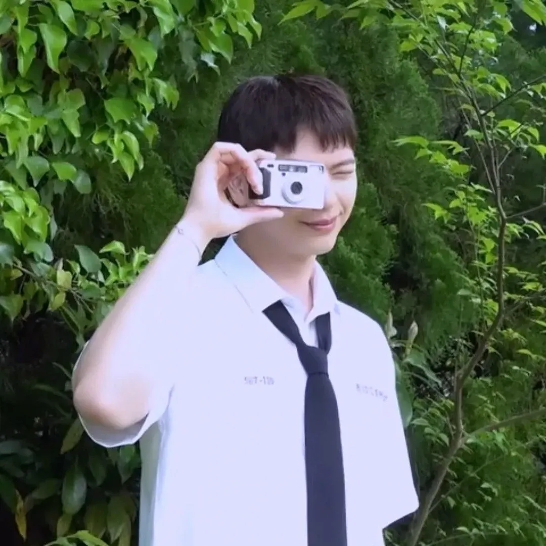 A moment captured by a fan of Yook Sungjae