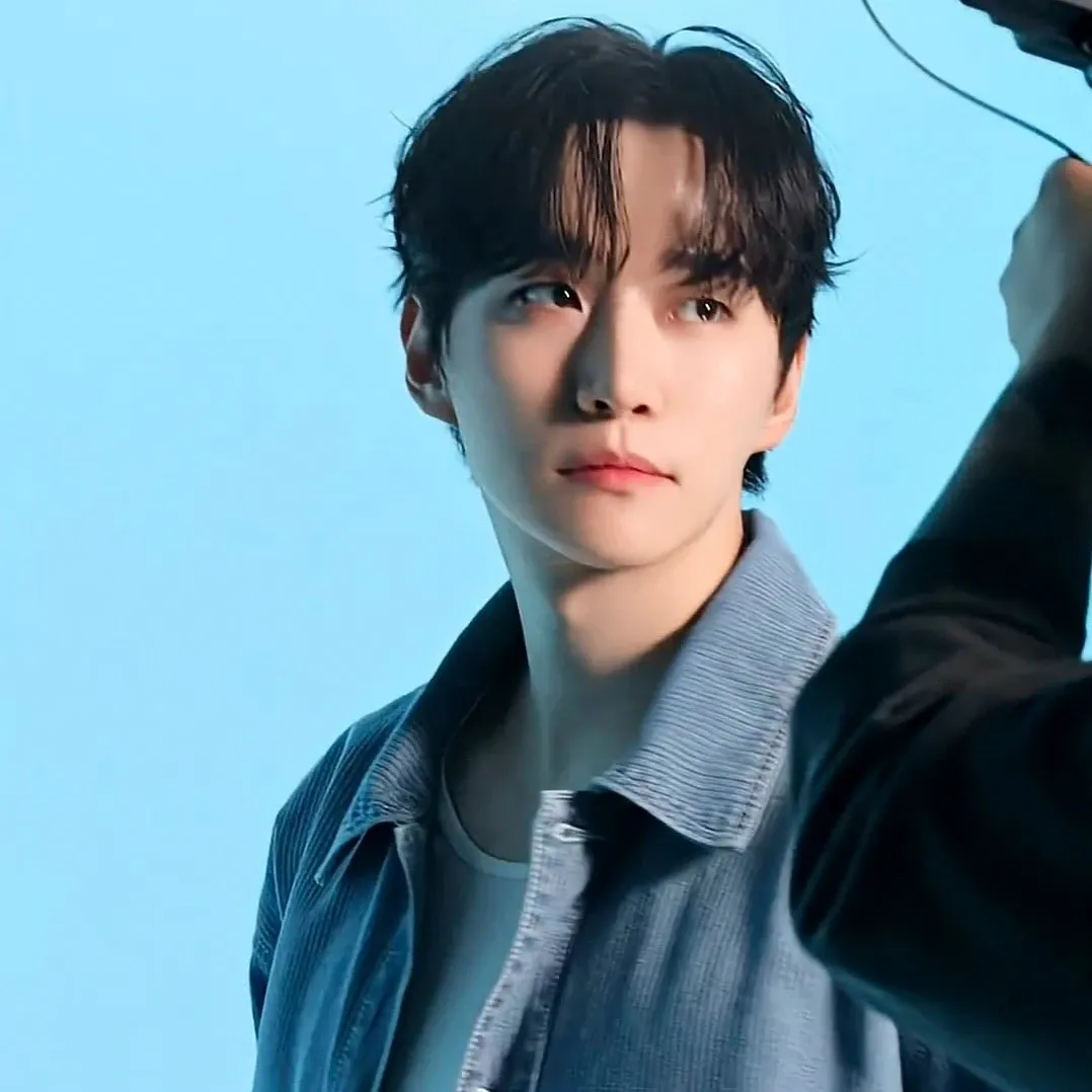 Behind-the-scenes cut of Lee Junho