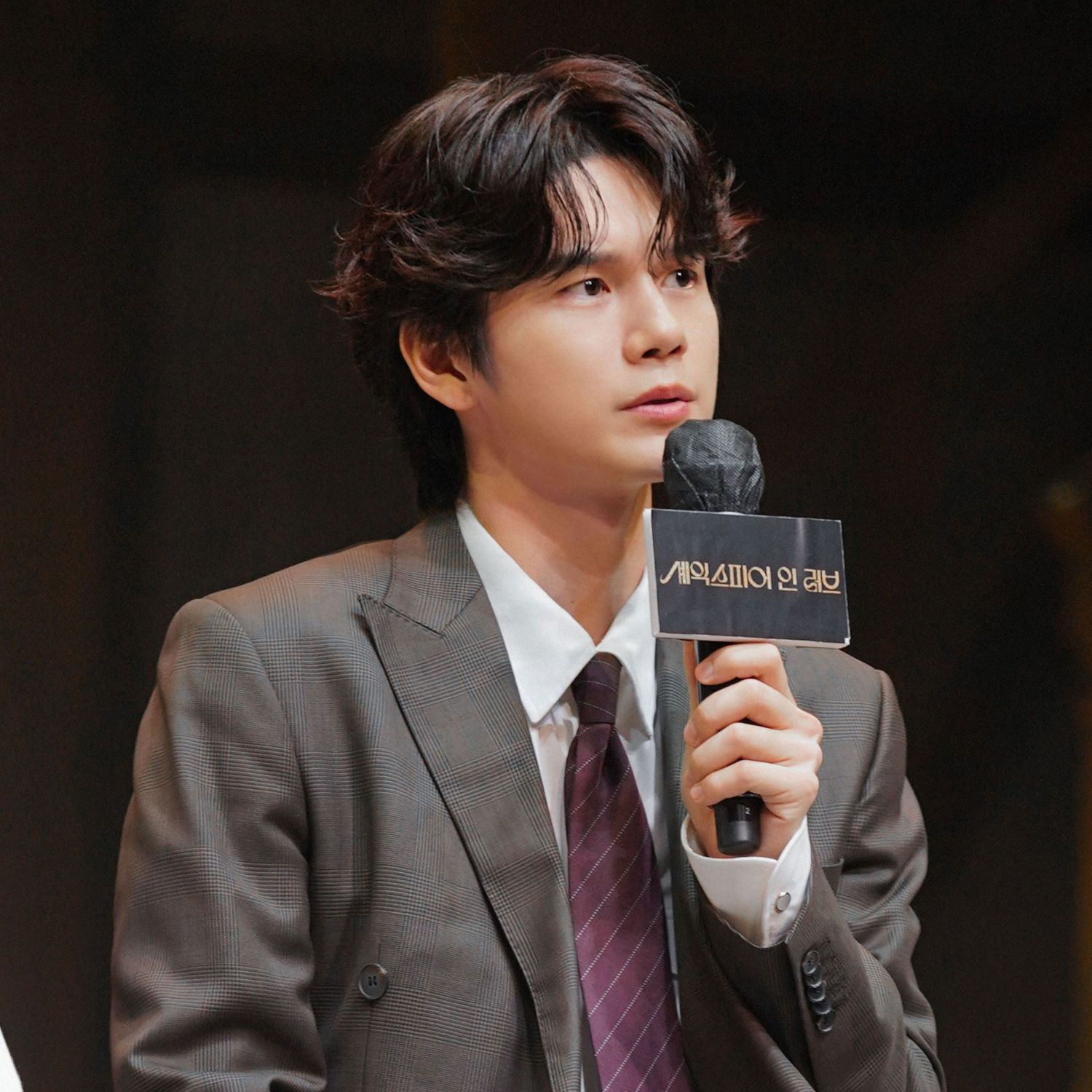 粉丝拍下的邕圣祐瞬间