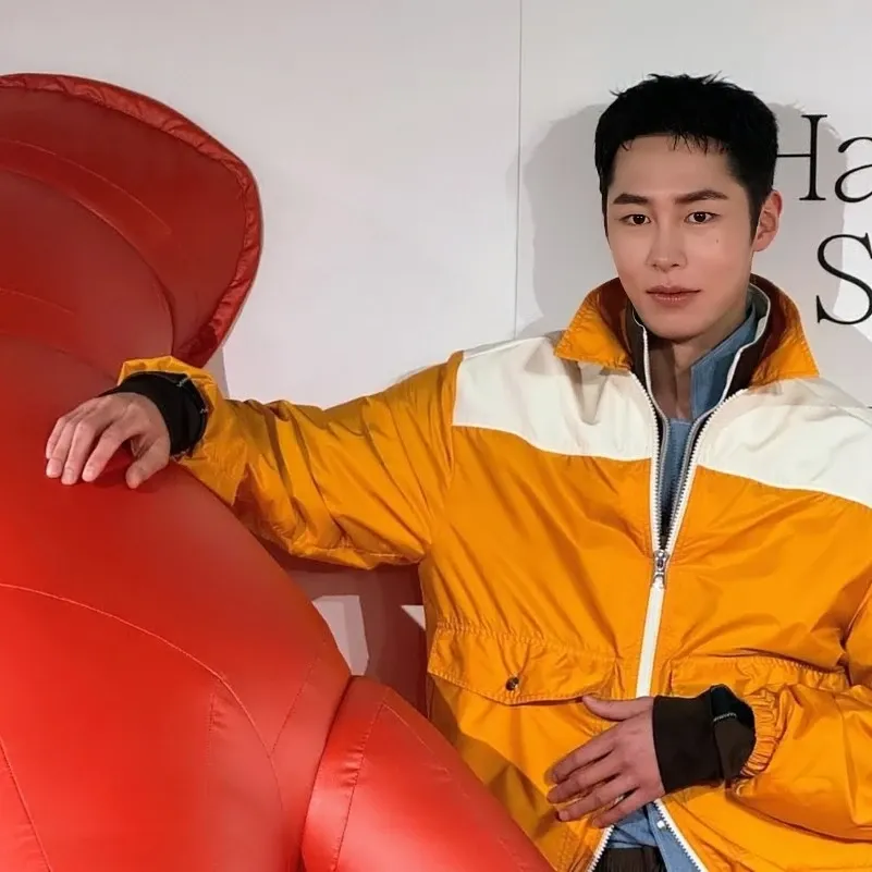 Behind-the-scenes cut of Lee Jaewook