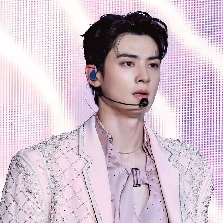 Latest photo of Cha Eunwoo