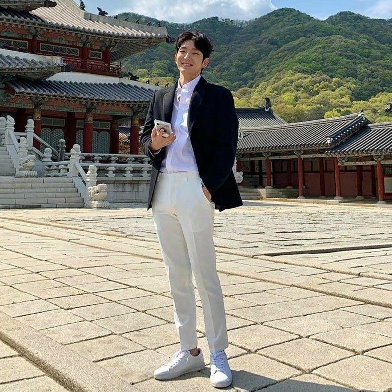 Behind-the-scenes cut of Lee Joongi