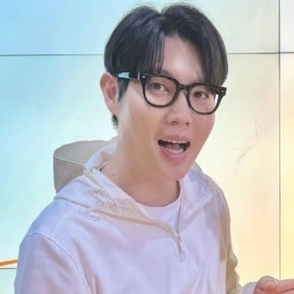 A moment captured by a fan of Son Taejin