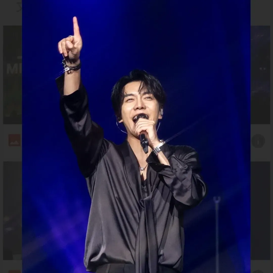 A moment captured by a fan of Lee Seunggi