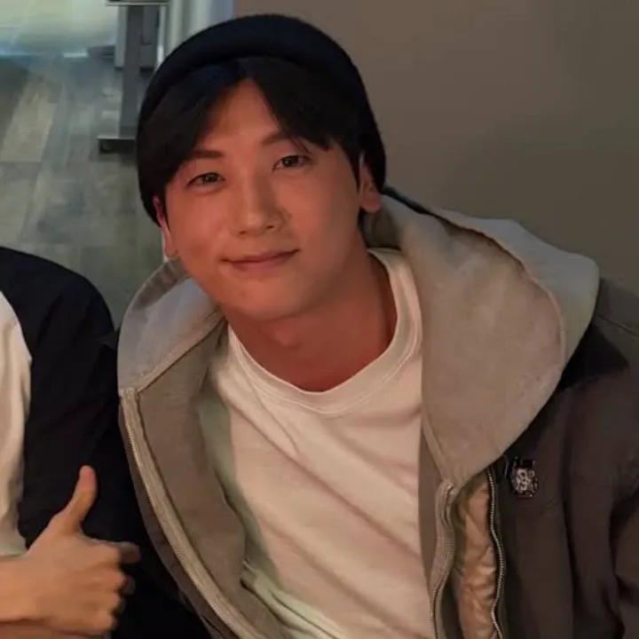 A moment captured by a fan of Park Hyungsik