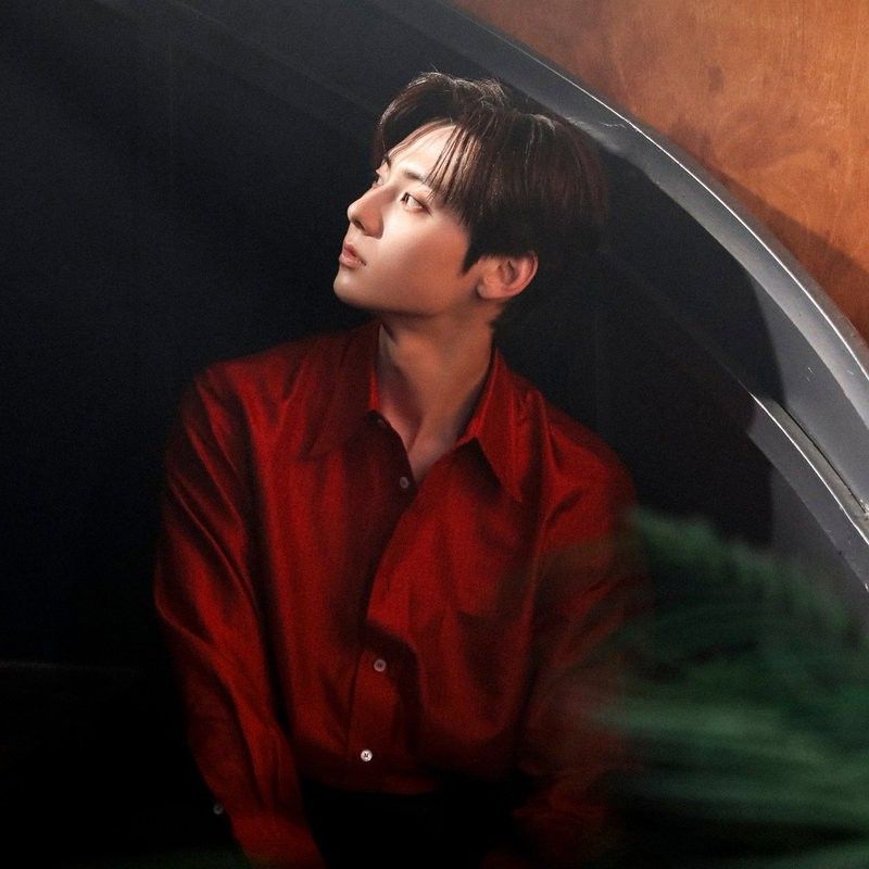 A moment captured by a fan of Hwang Minhyun