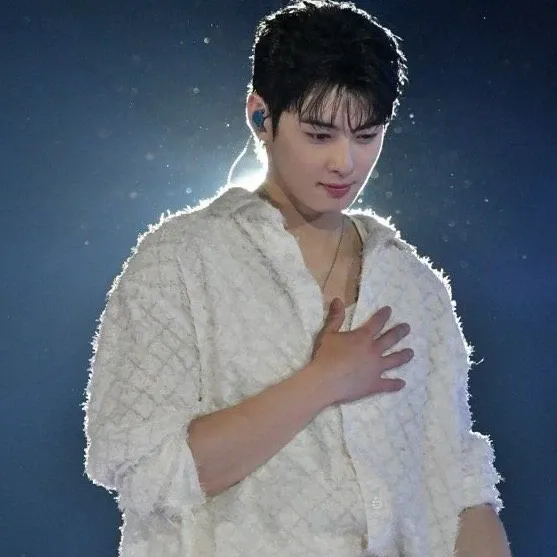 A moment captured by a fan of Cha Eunwoo