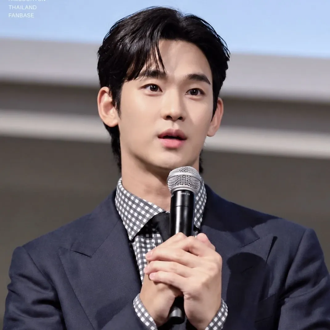 A moment captured by a fan of Kim Soohyun