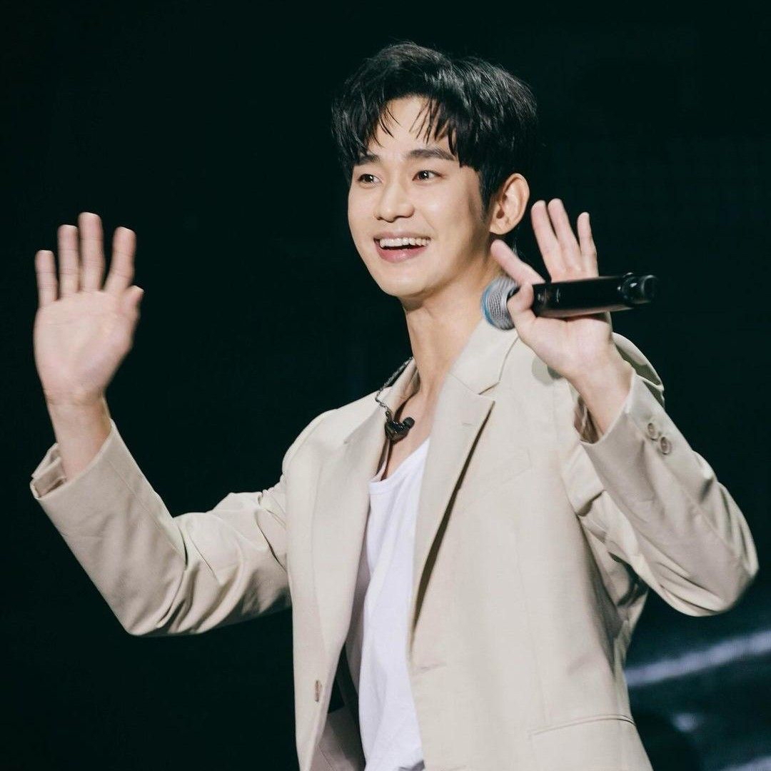 粉絲拍下的金秀賢瞬間