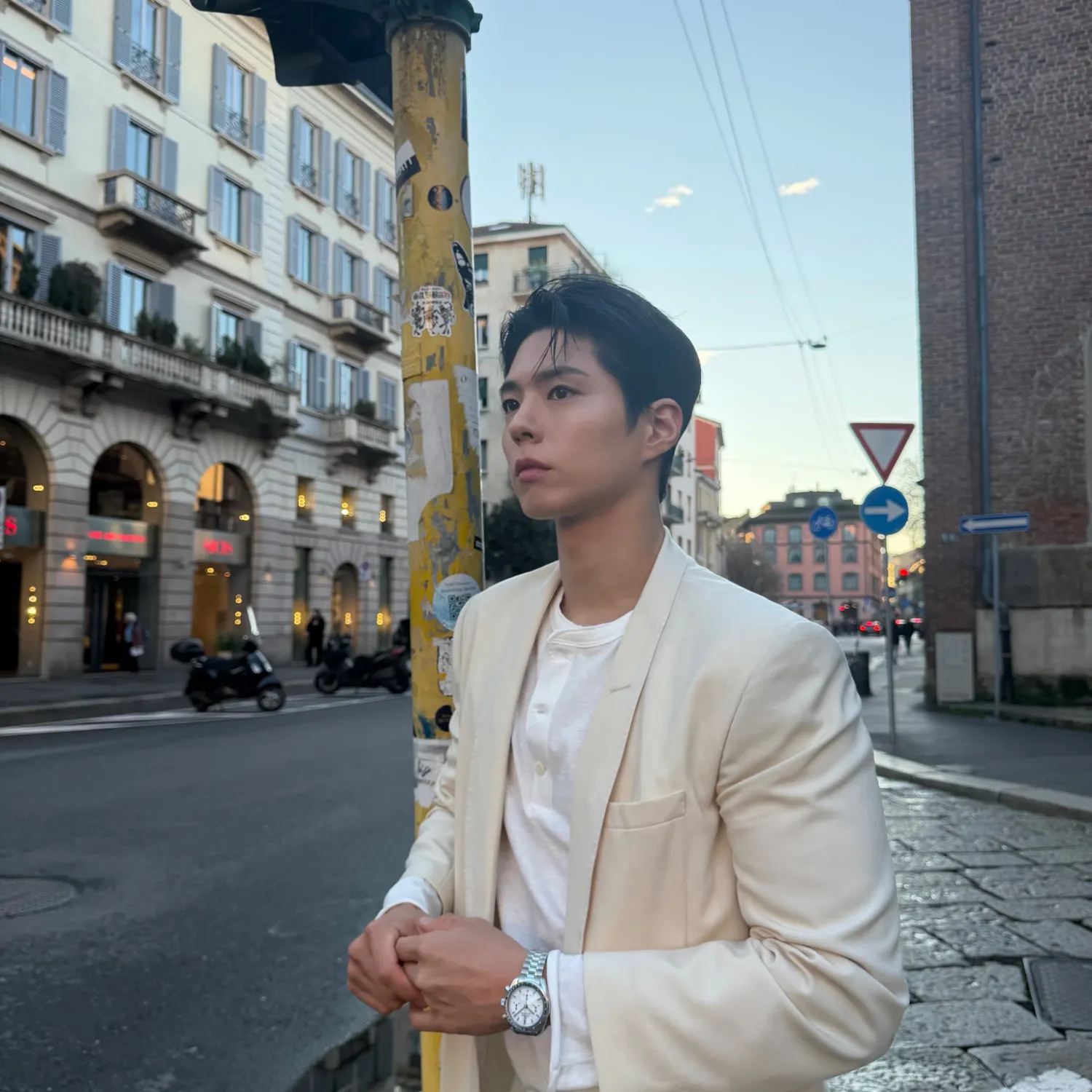 A moment captured by a fan of Park Bogum