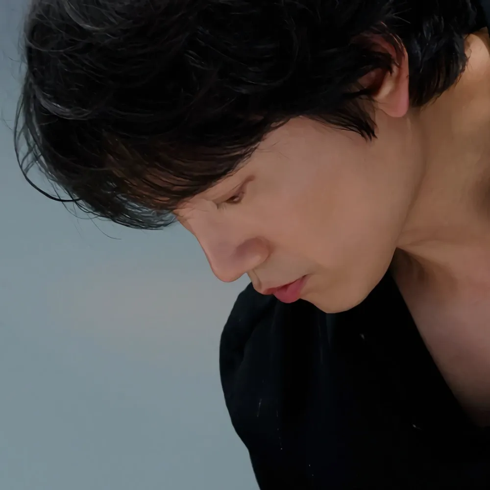Behind-the-scenes cut of Ji Sung