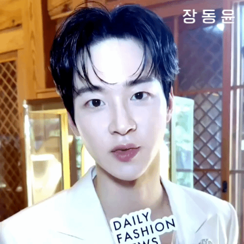 A moment captured by a fan of Jang Dongyoon