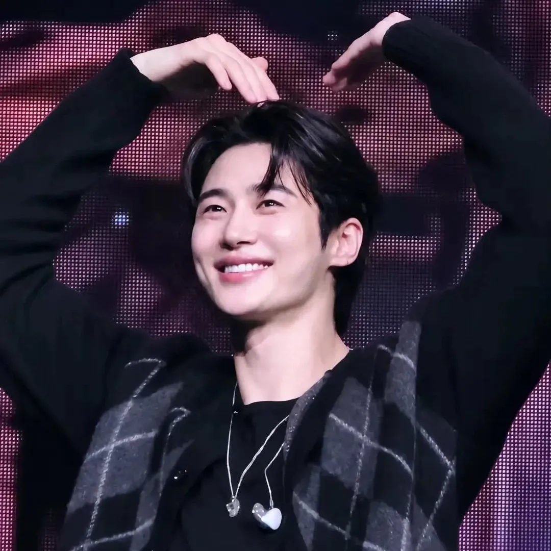 Behind-the-scenes cut of Byeon Wooseok