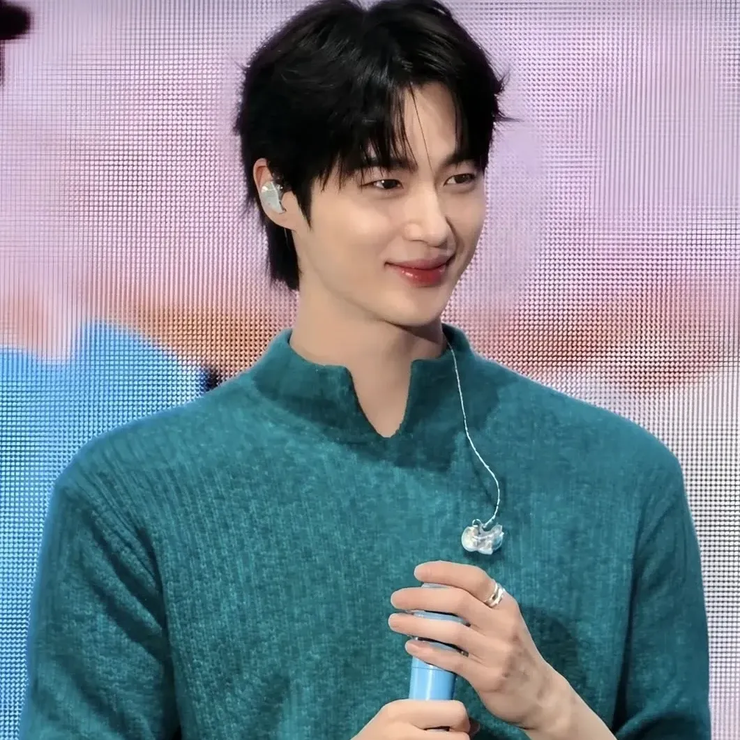 Recent activity shot of Byeon Wooseok