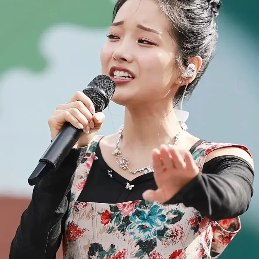 A moment captured by a fan of Kim Soyeon (2004)