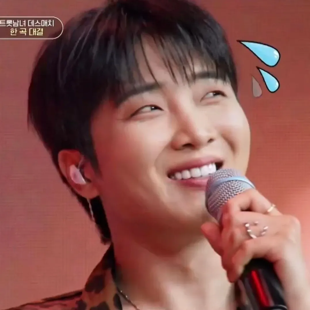 A moment captured by a fan of Hwang Yunsung