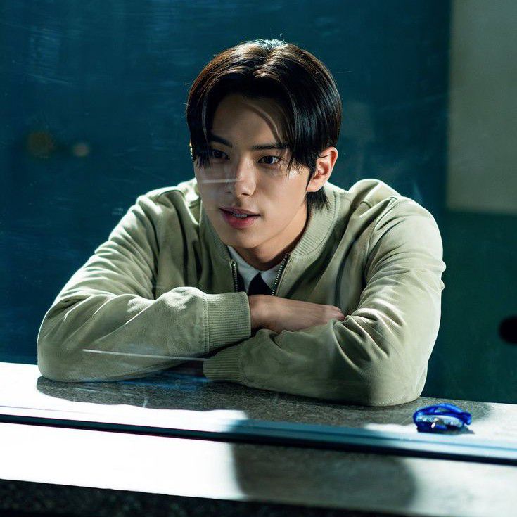 Behind-the-scenes cut of Lee Chaemin