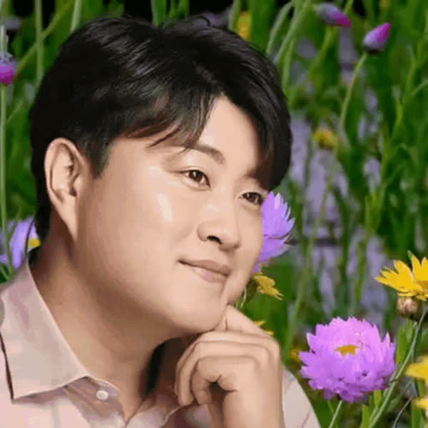 Representative photo of Kim Hojoong showing their charm