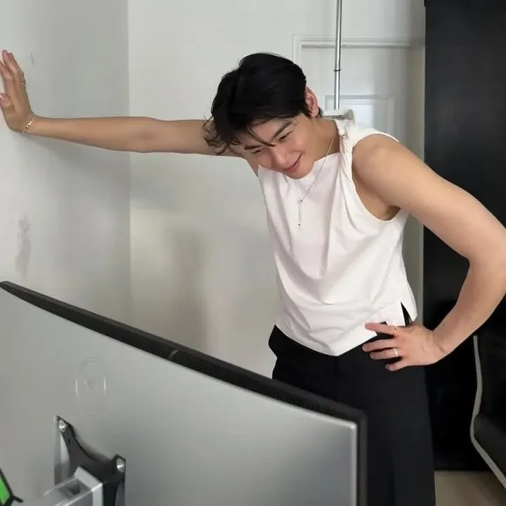 A moment captured by a fan of Cha Eunwoo