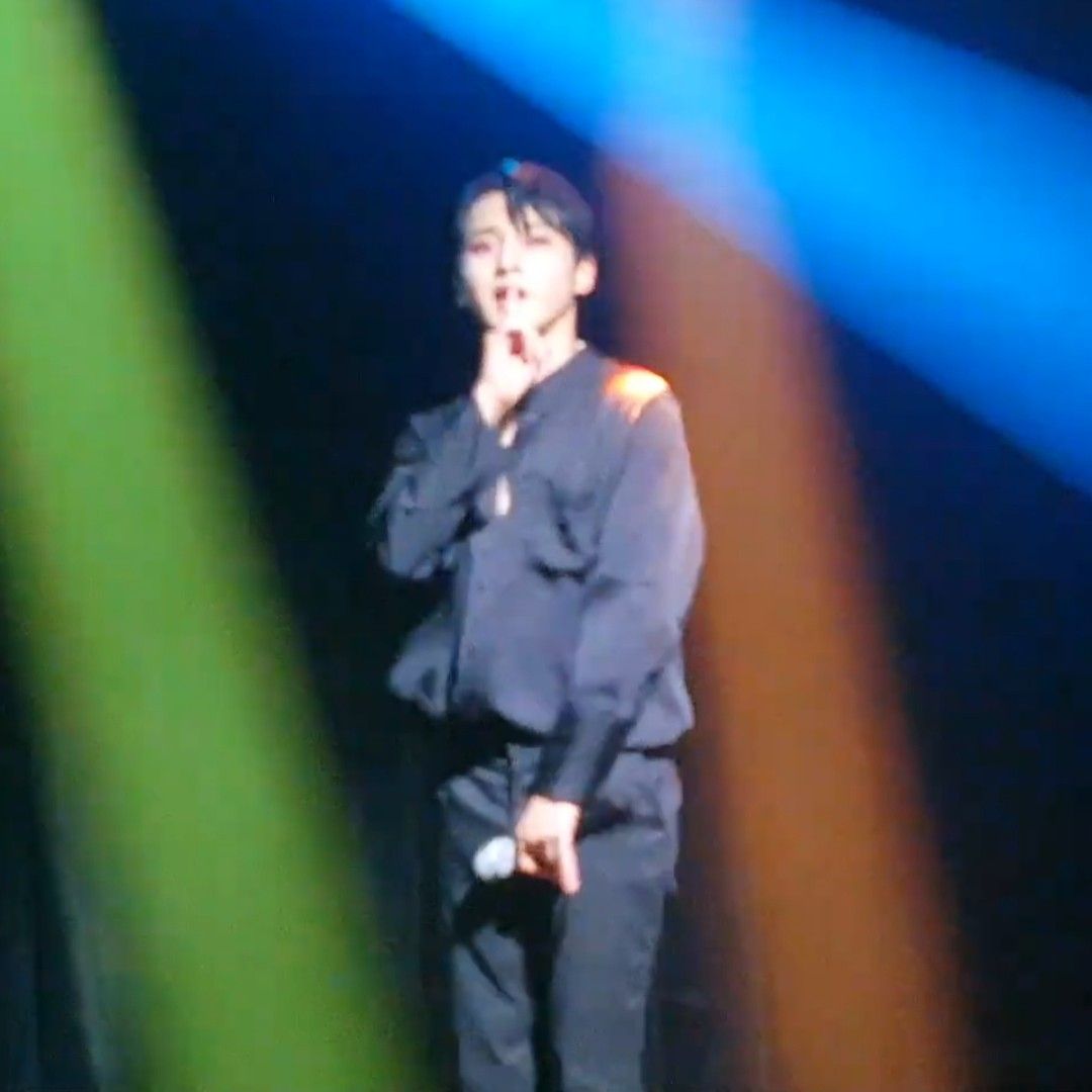 A moment captured by a fan of Seong Ri