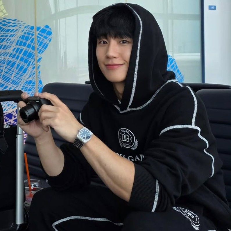 粉丝拍下的丁海寅瞬间