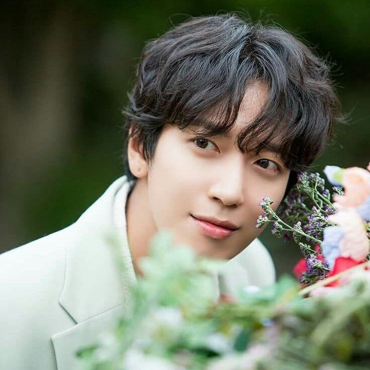 Behind-the-scenes cut of Jung Yonghwa