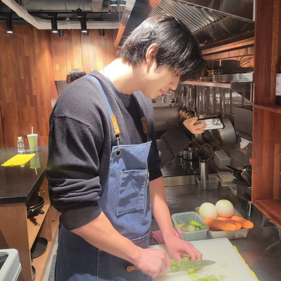 Behind-the-scenes cut of Ahn Hyoseop