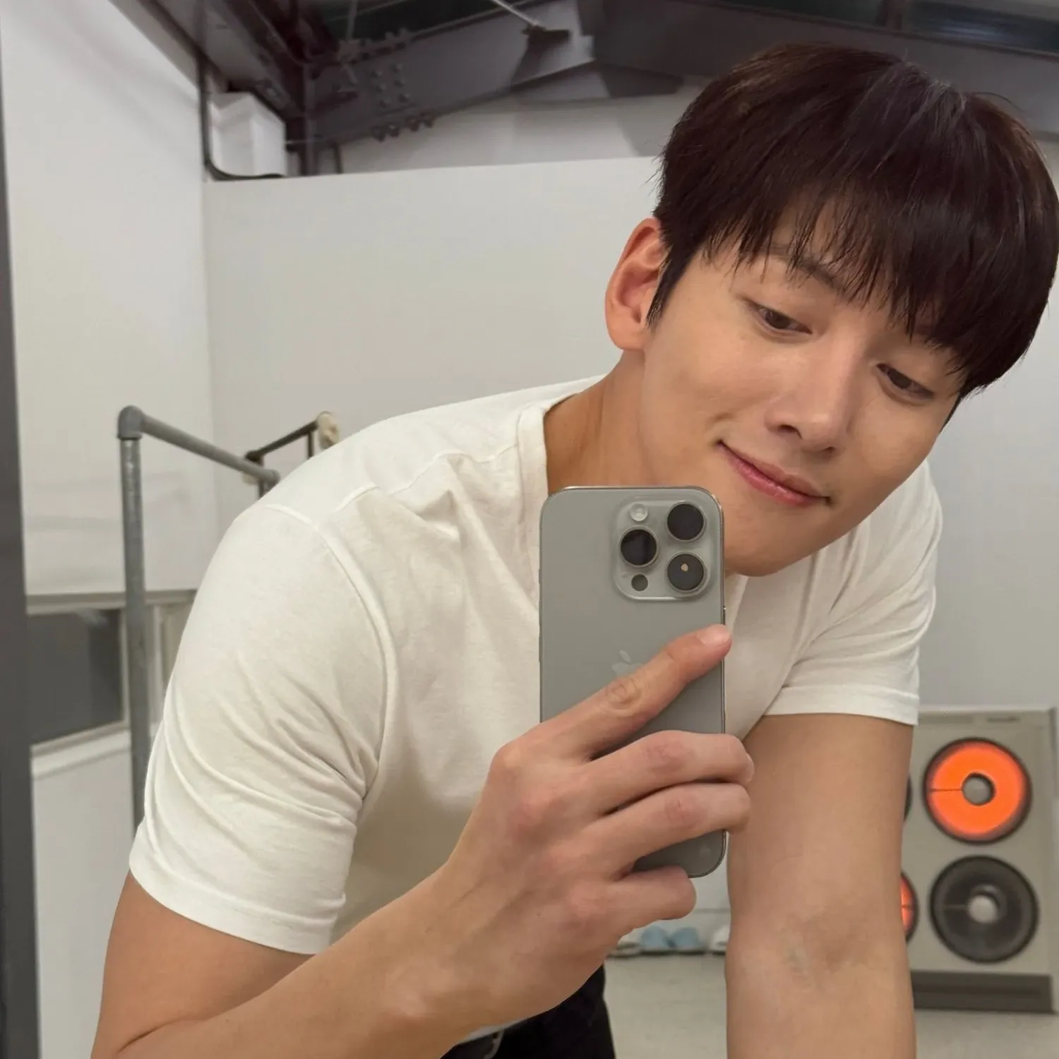 Behind-the-scenes cut of Ji Changwook