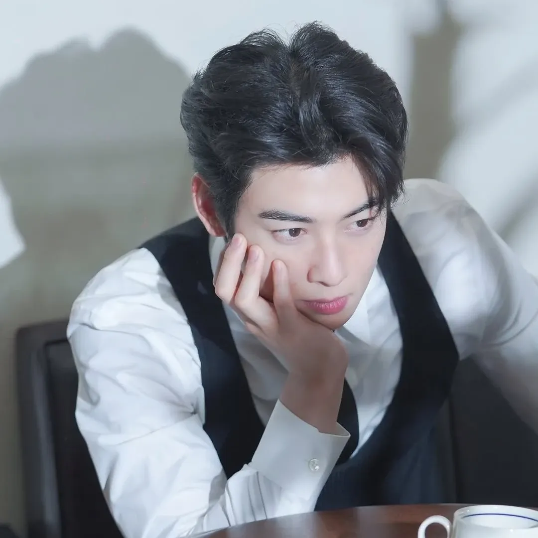 Latest photo of Cha Eunwoo