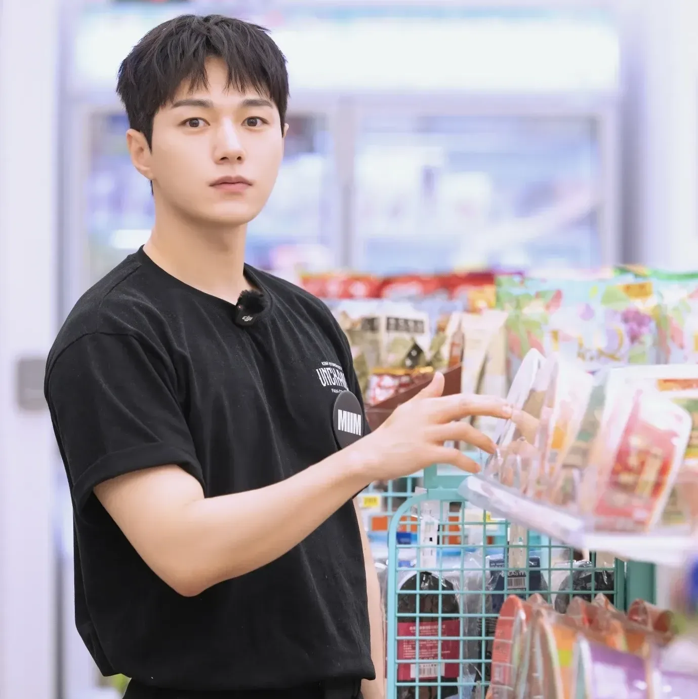 Behind-the-scenes cut of Kim Myungsoo (L)