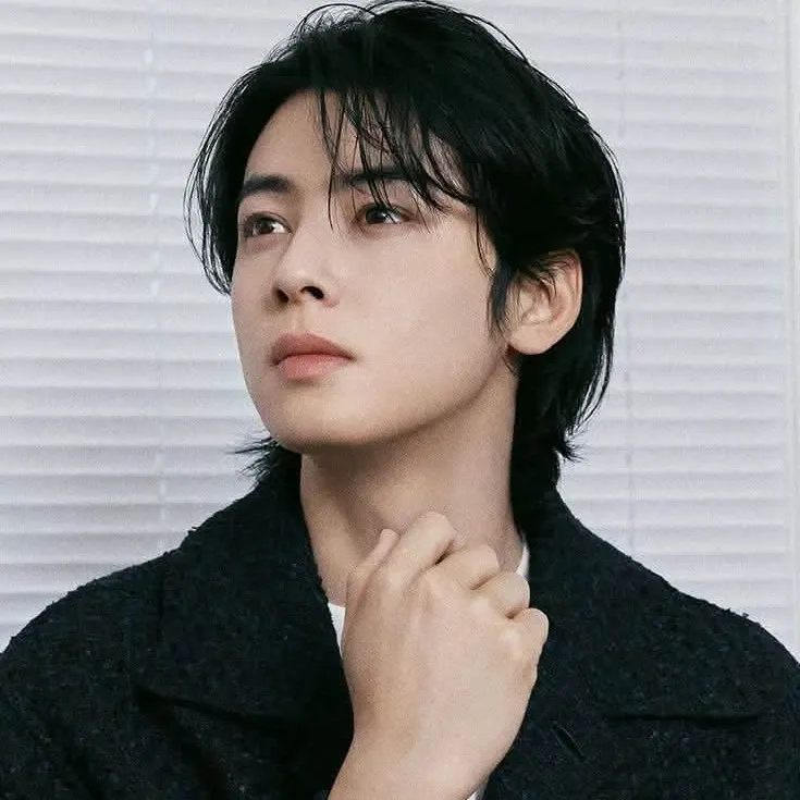 Behind-the-scenes cut of Cha Eunwoo