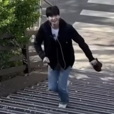 A moment captured by a fan of Lee Jongsuk