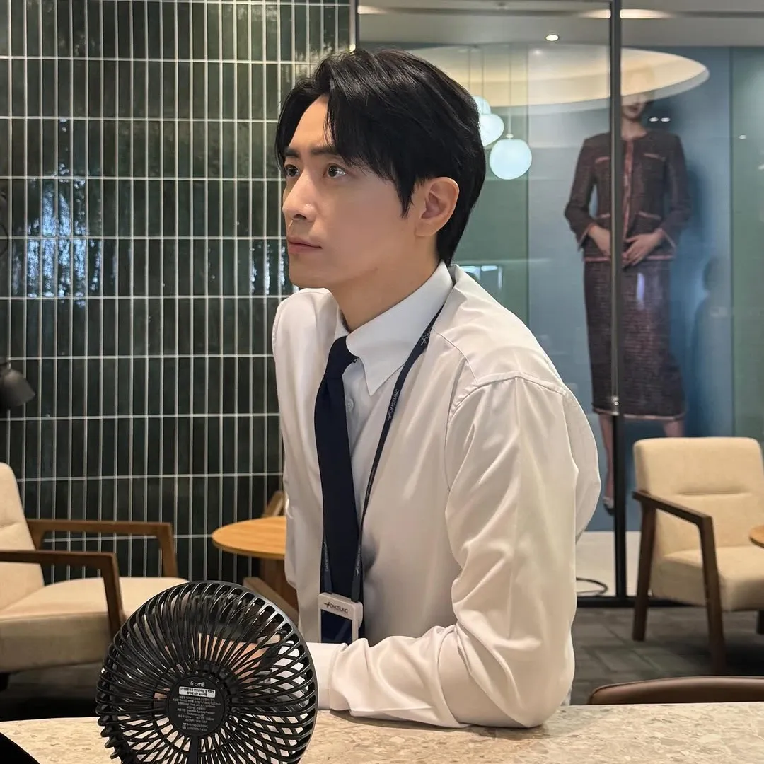Behind-the-scenes cut of Lee Joonhyuk