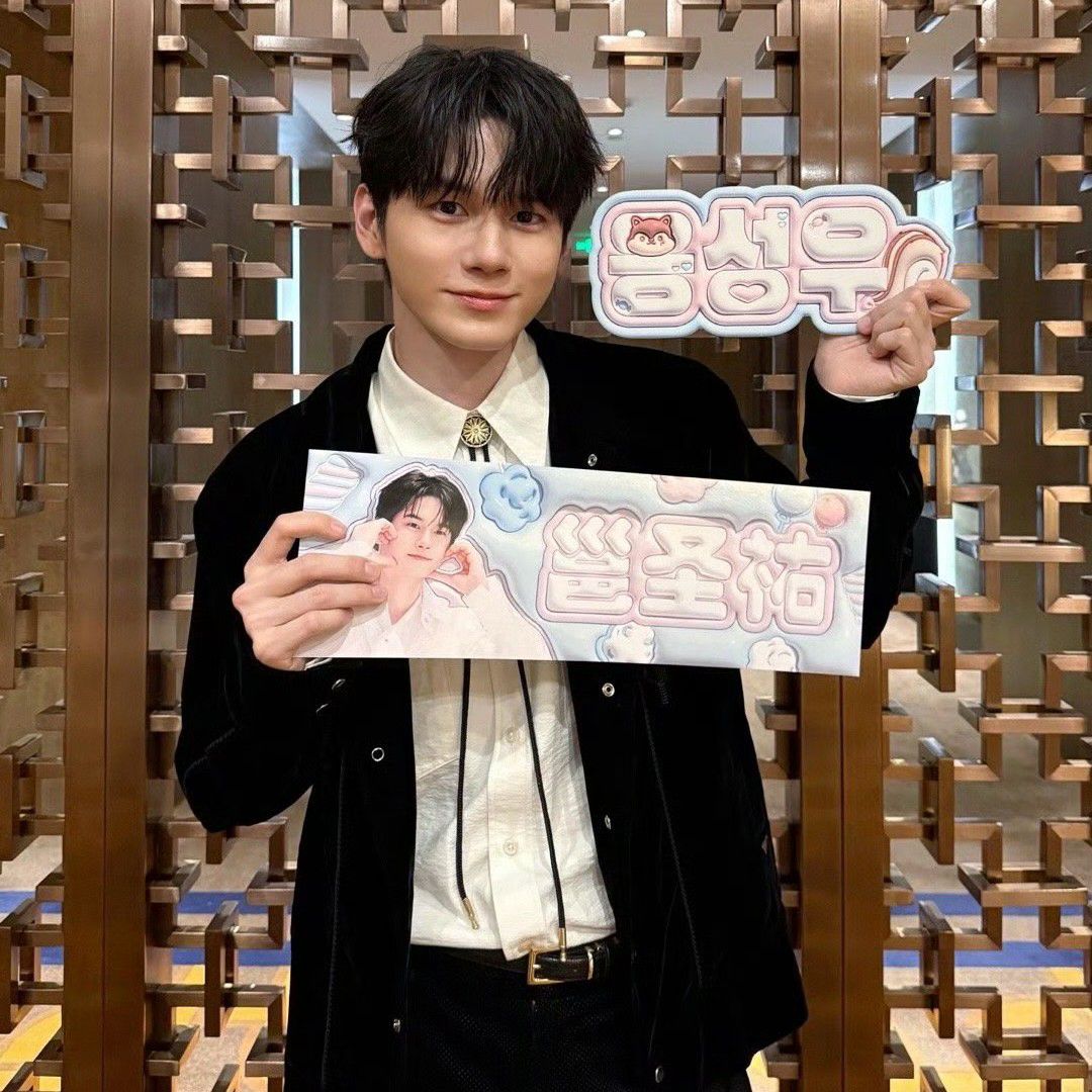 粉丝拍下的邕圣祐瞬间