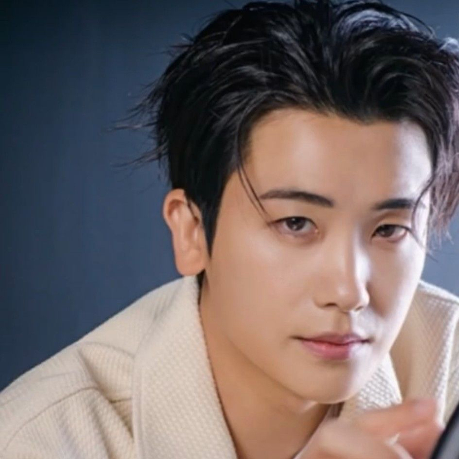 Behind-the-scenes cut of Park Hyungsik