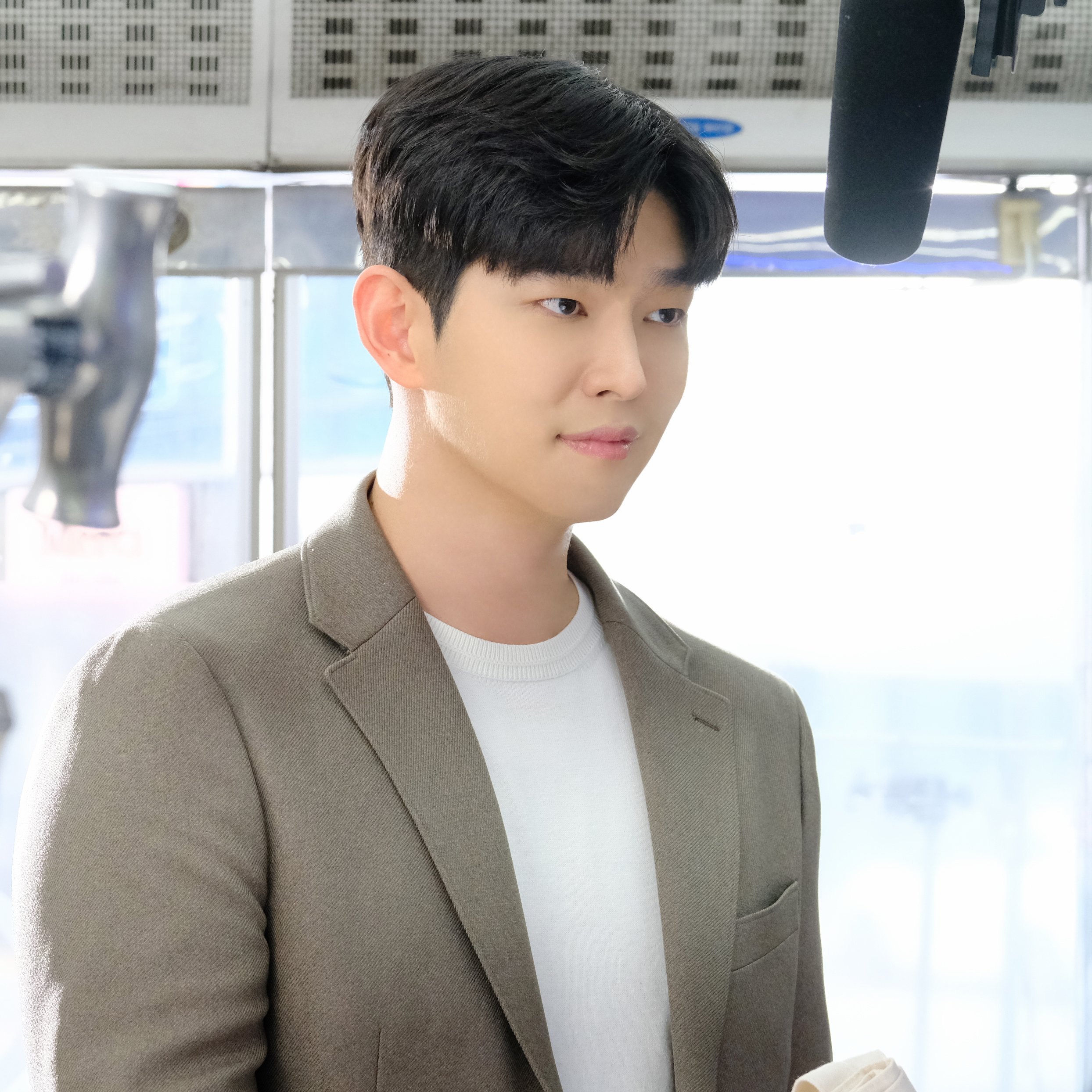 A moment captured by a fan of Yoon Kyunsang