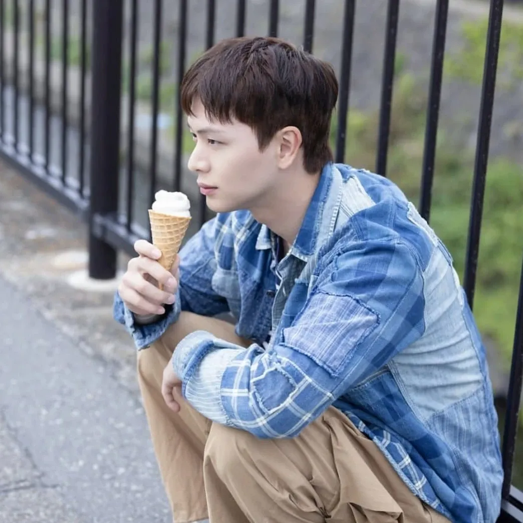 A moment captured by a fan of Yook Sungjae