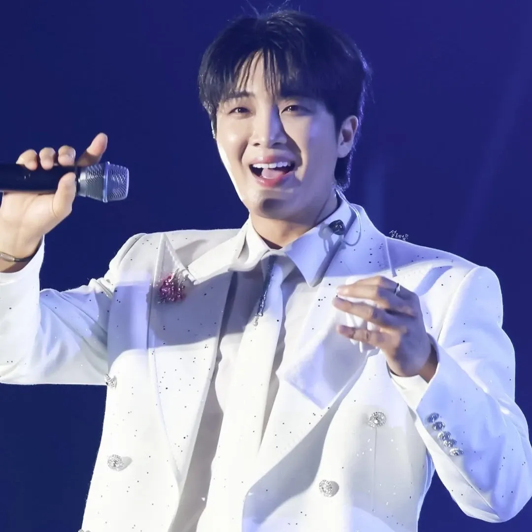 A moment captured by a fan of Hwang Yunsung