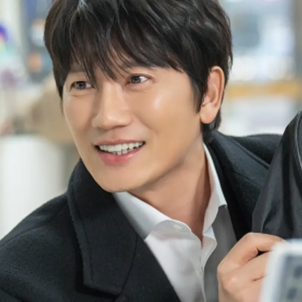 Behind-the-scenes cut of Ji Sung
