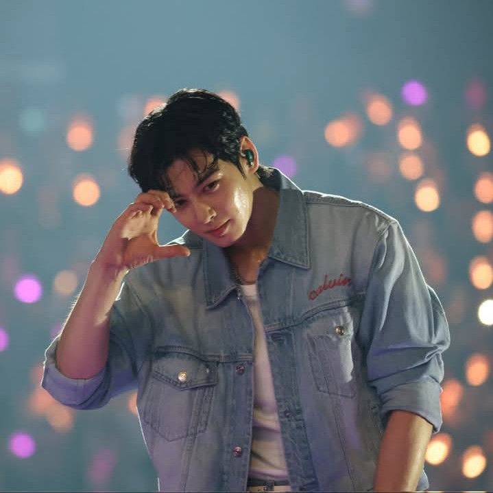 A moment captured by a fan of Cha Eunwoo