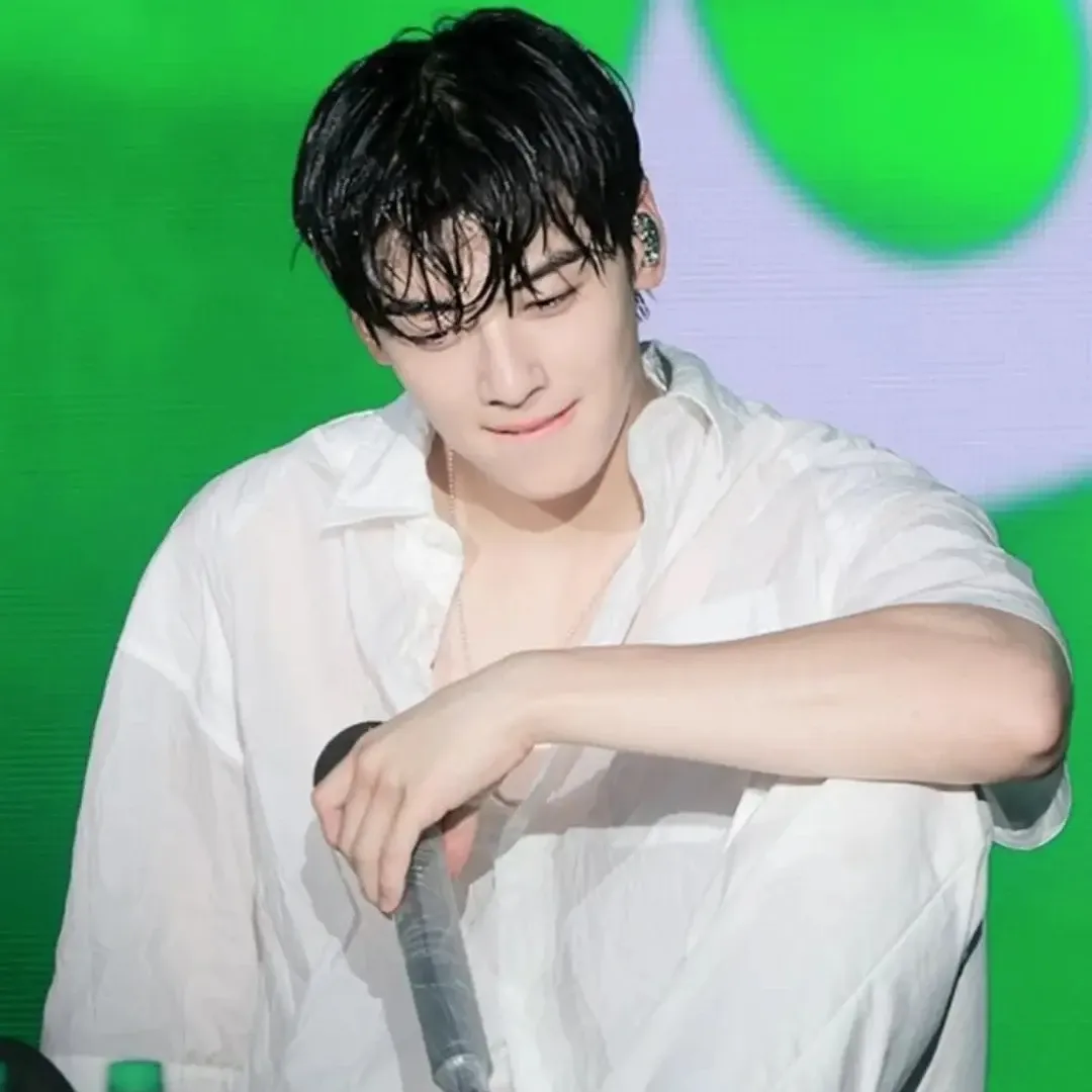 A moment captured by a fan of Cha Eunwoo