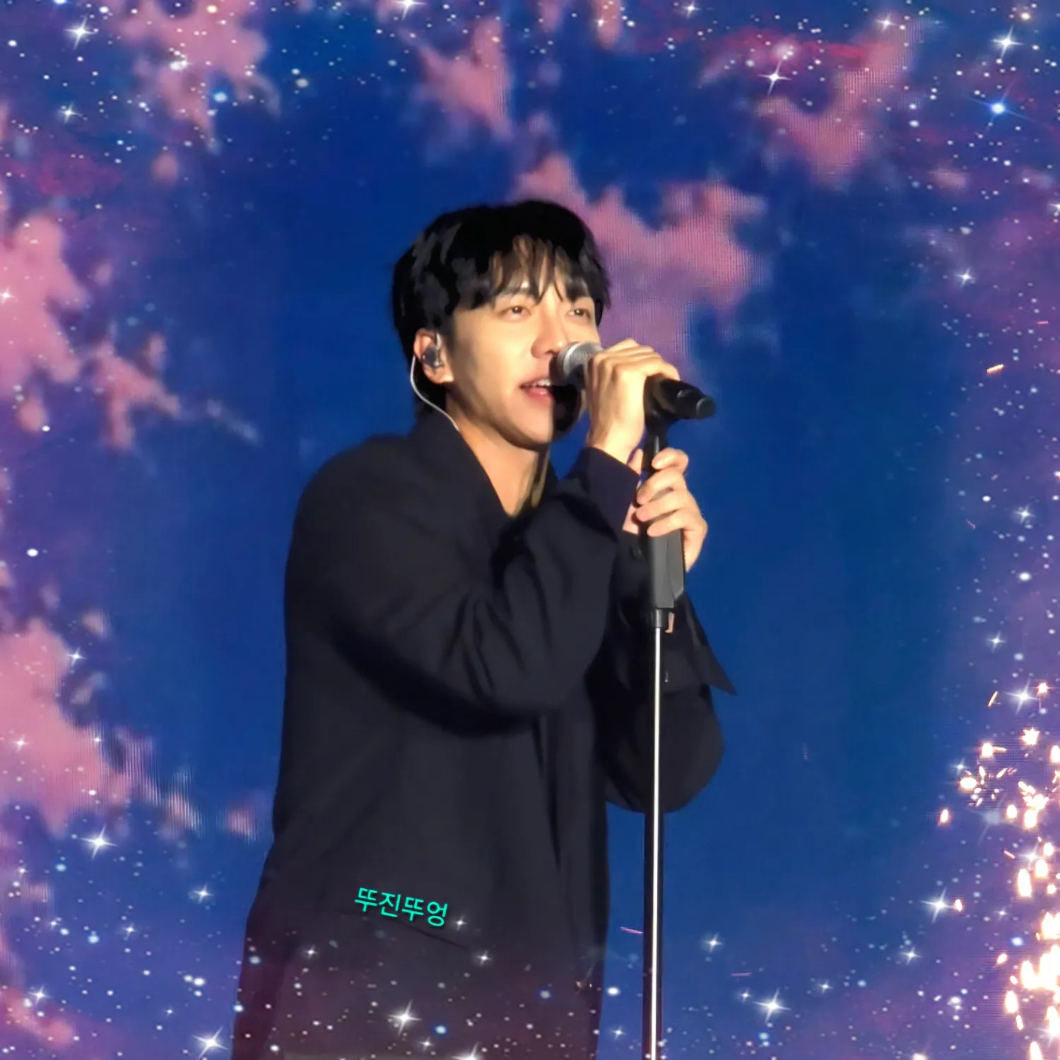 A moment captured by a fan of Lee Seunggi