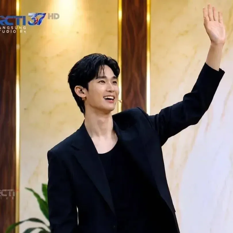 A moment captured by a fan of Kim Soohyun