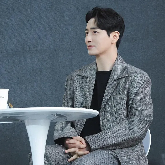 Behind-the-scenes cut of Lee Joonhyuk