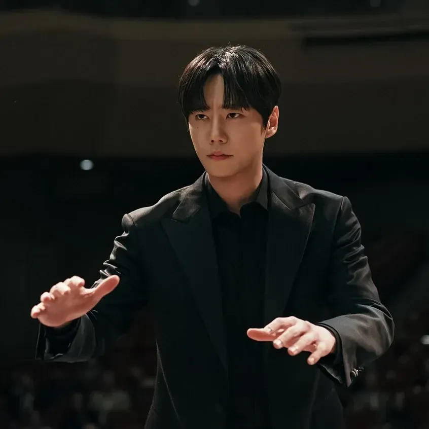 Behind-the-scenes cut of Lee Junyoung